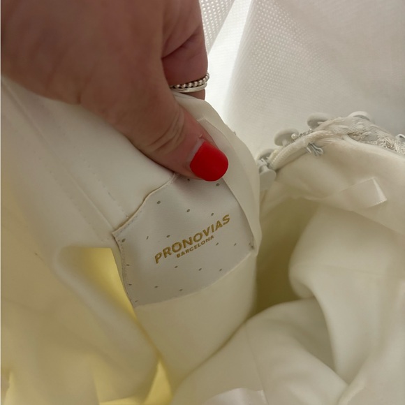 NEW❗️Pronovias - Bonanza wedding gown IVORY.  never been worn, Sample.  Size 10 - Picture 13 of 15